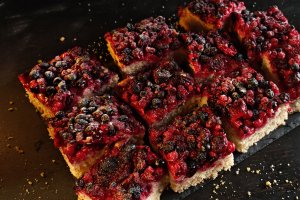 Prăjitură de post cu fructe de pădure – rețetă simplă și delicioasă
