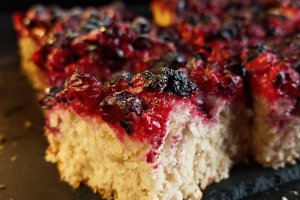 Prăjitură de post cu fructe de pădure – rețetă simplă și delicioasă
