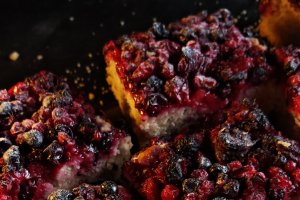 Prăjitură de post cu fructe de pădure – rețetă simplă și delicioasă