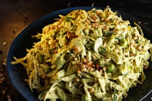 Salată de varză cu dressing de avocado - Rețeta savuroasă și sănătoasă