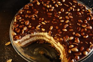 Tiramisu Snickers – desert cremos cu mascarpone, caramel și arahide crocante