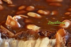 Tiramisu Snickers – desert cremos cu mascarpone, caramel și arahide crocante