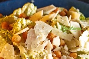 Salată Caesar – secretul gustului perfect în doar 15 minute