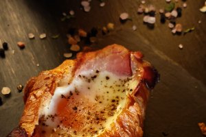 Croissante cu brânză și bacon - Rețeta simplă la cuptor