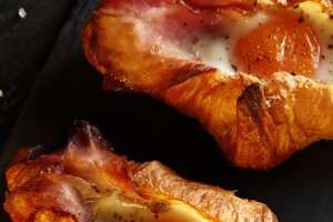 Croissante cu brânză și bacon - Rețeta simplă la cuptor
