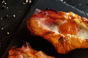 Croissante cu brânză și bacon - Rețeta simplă la cuptor