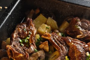 Friptură de miel cu legume - Rețeta savuroasă pentru Paște