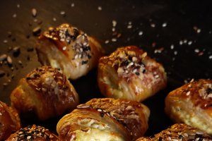 Mini pateuri cu brânză și ceapă verde - Rapide și delicioase