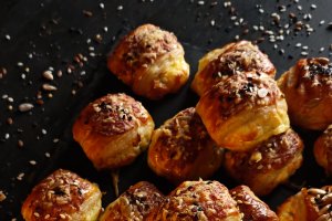 Mini pateuri cu brânză și ceapă verde - Rapide și delicioase