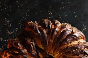 Cozonac bicolor cu Nutella și alune de pădure – rețetă de casă perfectă