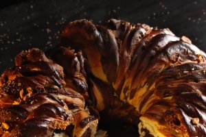 Cozonac bicolor cu Nutella și alune de pădure – rețetă de casă perfectă