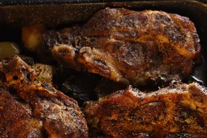 Friptură de porc cu cartofi și leurdă la cuptor – rețetă simplă și aromată