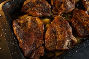 Friptură de porc cu cartofi și leurdă la cuptor – rețetă simplă și aromată