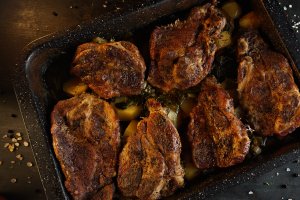 Friptură de porc cu cartofi și leurdă la cuptor – rețetă simplă și aromată