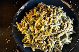 Salată de fasole verde cu iaurt și usturoi - Rețeta rapidă și savuroasă