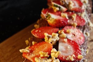 Ruladă cu cremă de ciocolată și căpșuni - Rețeta delicioasă și rapidă