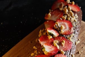 Ruladă cu cremă de ciocolată și căpșuni - Rețeta delicioasă și rapidă