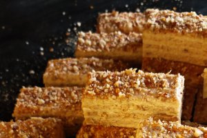 Prăjitură cu migdale pralinate și cremă de vanilie - Fragedă și delicioasă