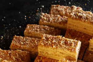 Prăjitură cu migdale pralinate și cremă de vanilie - Fragedă și delicioasă