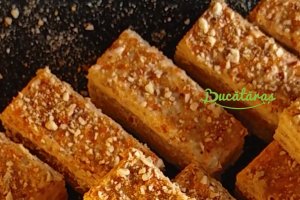 Prăjitură cu migdale pralinate și cremă de vanilie - Fragedă și delicioasă