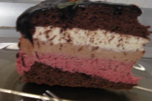 Tort cu mousse de fructe de padure si ciocolata