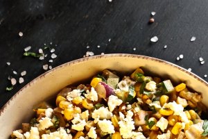 Salată cu porumb și feta – rețetă rapidă, fresh și delicioasă