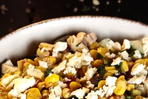 Salată cu porumb și feta – rețetă rapidă, fresh și delicioasă