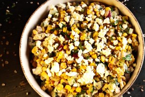 Salată cu porumb și feta – rețetă rapidă, fresh și delicioasă