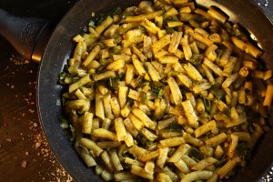 Garnitură de fasole galbenă cu usturoi verde - Cea mai simplă și gustoasă rețetă