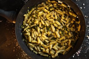 Garnitură de fasole galbenă cu usturoi verde - Cea mai simplă și gustoasă rețetă