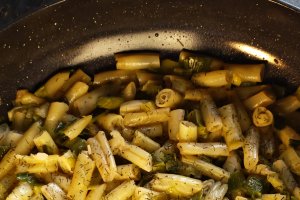 Garnitură de fasole galbenă cu usturoi verde - Cea mai simplă și gustoasă rețetă