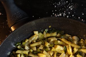 Garnitură de fasole galbenă cu usturoi verde - Cea mai simplă și gustoasă rețetă