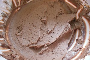 Tort cu crema de fistic, ciocolata si zmeura - Reteta delicioasa si aromata