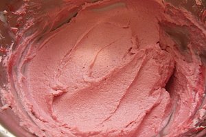 Tort cu crema de fistic, ciocolata si zmeura - Reteta delicioasa si aromata