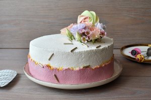 Tort cu crema de fistic, ciocolata si zmeura - Reteta delicioasa si aromata