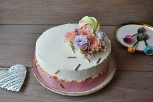 Tort cu crema de fistic, ciocolata si zmeura - Reteta delicioasa si aromata