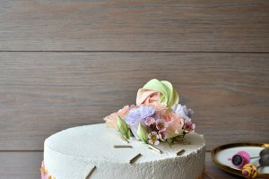 Tort cu crema de fistic, ciocolata si zmeura - Reteta delicioasa si aromata