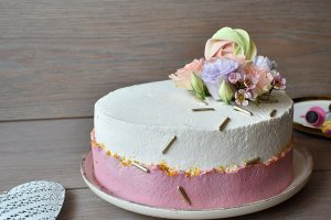 Tort cu crema de fistic, ciocolata si zmeura - Reteta delicioasa si aromata