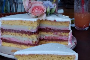 Tort cu crema de fistic, ciocolata si zmeura - Reteta delicioasa si aromata