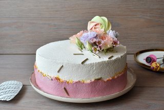 Tort cu crema de fistic, ciocolata si zmeura - Reteta delicioasa si aromata