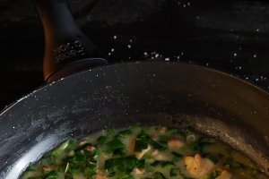 Ciulama de pui cu leurdă – rețetă tradițională cremoasă și aromată de primăvară