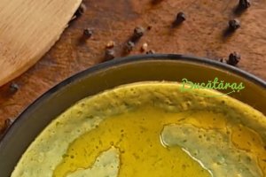 Sos de usturoi verde – rețetă rapidă, aromată și perfectă pentru orice preparat