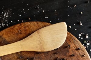 Sos de usturoi verde – rețetă rapidă, aromată și perfectă pentru orice preparat