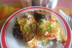 Gratin de vinete cu cartofi si cascaval – Savuros si simplu de facut