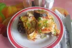 Gratin de vinete cu cartofi si cascaval – Savuros si simplu de facut