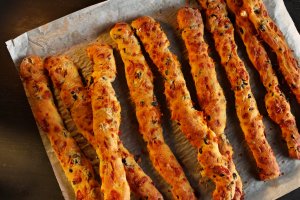 Grisine cu cheddar și măsline - gustarea perfectă
