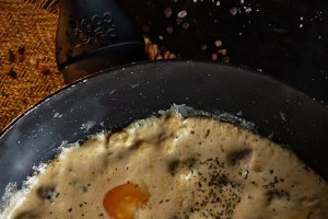 Sote de ciuperci cu smântână și ouă - Rețeta ușoară și savuroasă