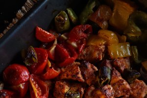 Pui marinat, cu legume - Rețeta simplă și savuroasă la cuptor
