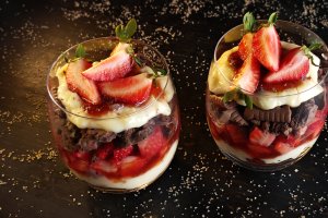 Desert la pahar cu căpșuni - Rețeta rapidă și delicioasă