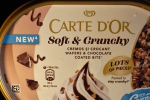 Brownie cu înghețată cremoasă și topping crunchy
